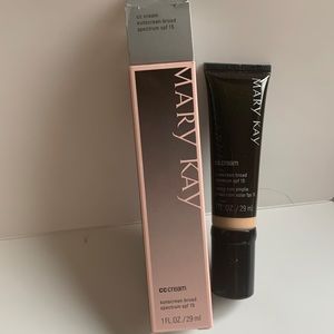 CC Cream , sunscreen broad spectrum spf 15 very light  Exp 04/22